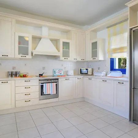 Christina Rhodes By Βίλα Λίνδος