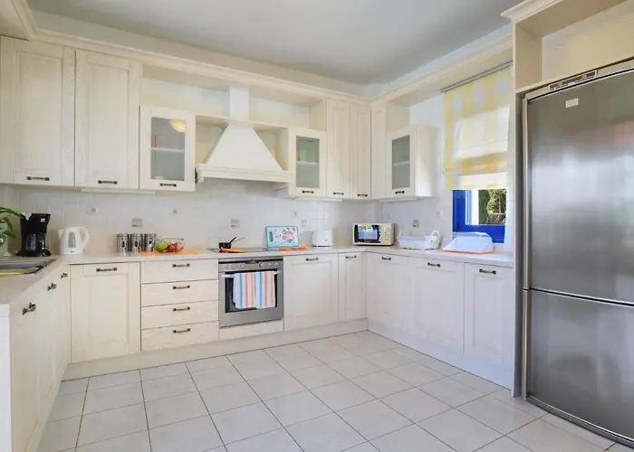 Christina Rhodes By 别墅 林都斯